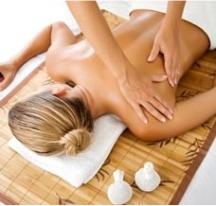 Massage aux ballotins de sable chaud